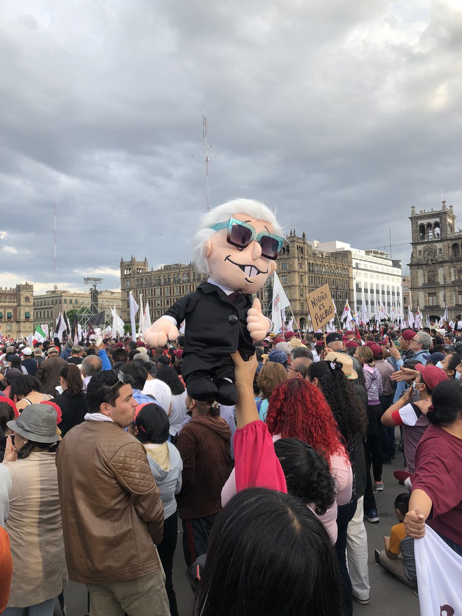 LuisBaladez's tweet image. En una zona del #AMLOFest 2023 en el #Zocalo apareció un “Pejito Rockstar” del presidente @lopezobrador_; fue la sensación entre los asistentes que se tomaron la foto grupal y la selfie con él mientras el mandatario mexicano daba su discurso. @JesusRCuevas @GobiernoMX