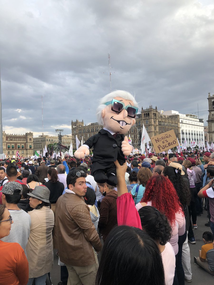 LuisBaladez's tweet image. En una zona del #AMLOFest 2023 en el #Zocalo apareció un “Pejito Rockstar” del presidente @lopezobrador_; fue la sensación entre los asistentes que se tomaron la foto grupal y la selfie con él mientras el mandatario mexicano daba su discurso. @JesusRCuevas @GobiernoMX