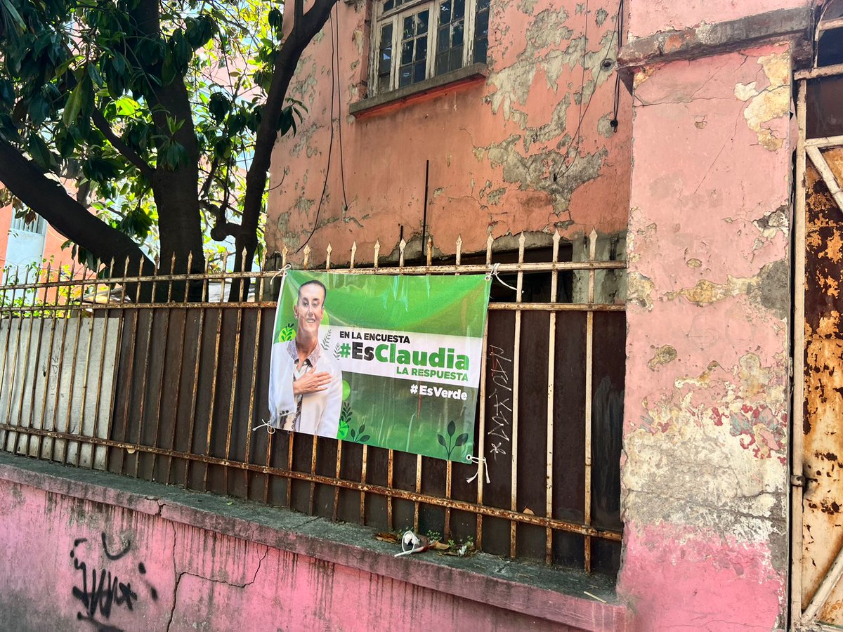 capulinilla88's tweet photo. @letichelius @ruizhealy Ayer los mismos que ponen propaganda de programas sociales, pegaron calcas y pusieron mantas en propiedad privada sin autorización, el @INEMexico no hace nada, a @m_ebrard lo traicionan desde el poder, la asesina de la L12 @MetroCDMX cabalga libre por la corrupción de su amo. https://t.co/zoYzZAokVC