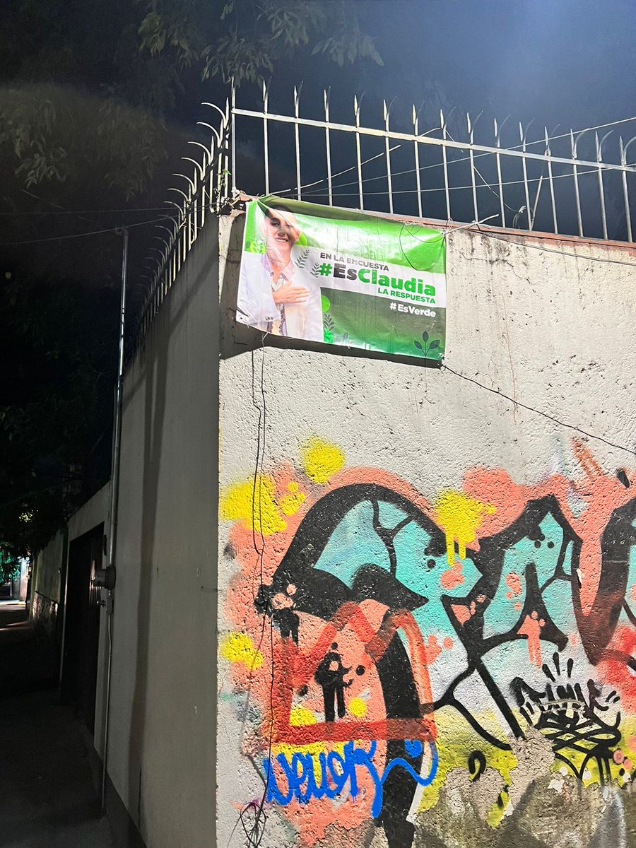 capulinilla88's tweet photo. @letichelius @ruizhealy Ayer los mismos que ponen propaganda de programas sociales, pegaron calcas y pusieron mantas en propiedad privada sin autorización, el @INEMexico no hace nada, a @m_ebrard lo traicionan desde el poder, la asesina de la L12 @MetroCDMX cabalga libre por la corrupción de su amo. https://t.co/zoYzZAokVC