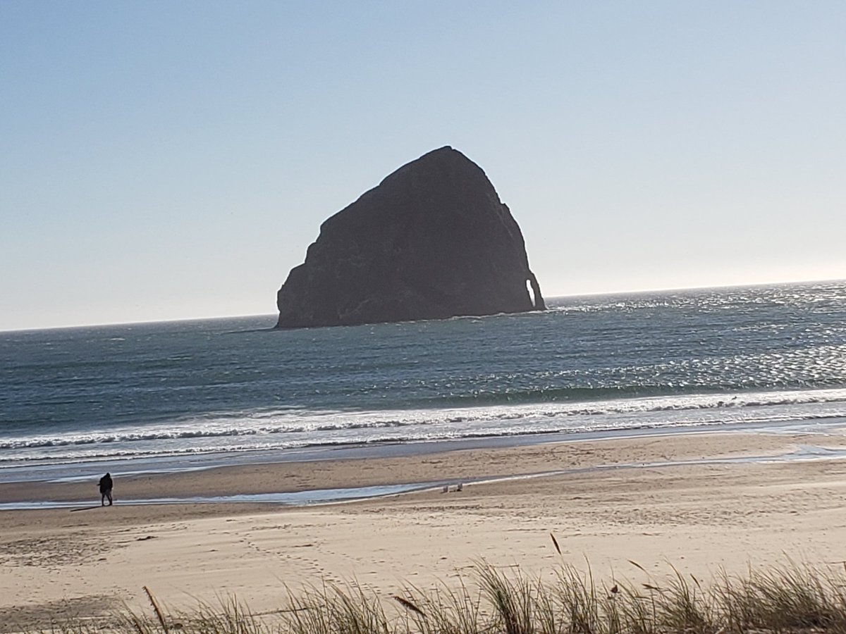 AlohaHawaiiSue's tweet image. This is really Pacific City in the Oregon Coast North of Lincoln City Twitter didn't recognize it. The other Haystack Rock. ⛰🌊#oregoncoast #haystackrock #pacificcity