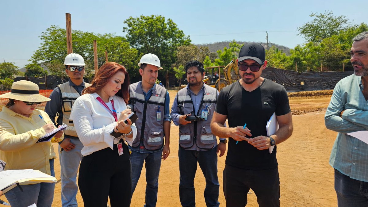 En la colonia Urías de Mazatlán, #Sinaloa, trabajamos en la construcción de un espacio deportivo con Centro de Desarrollo Comunitario.

La obra del Programa de #MejoramientoUrbano se extiende en más de 18 mil m2 y tendrá campo béisbol, juegos infantiles y más.

#MazatlánLate❤️