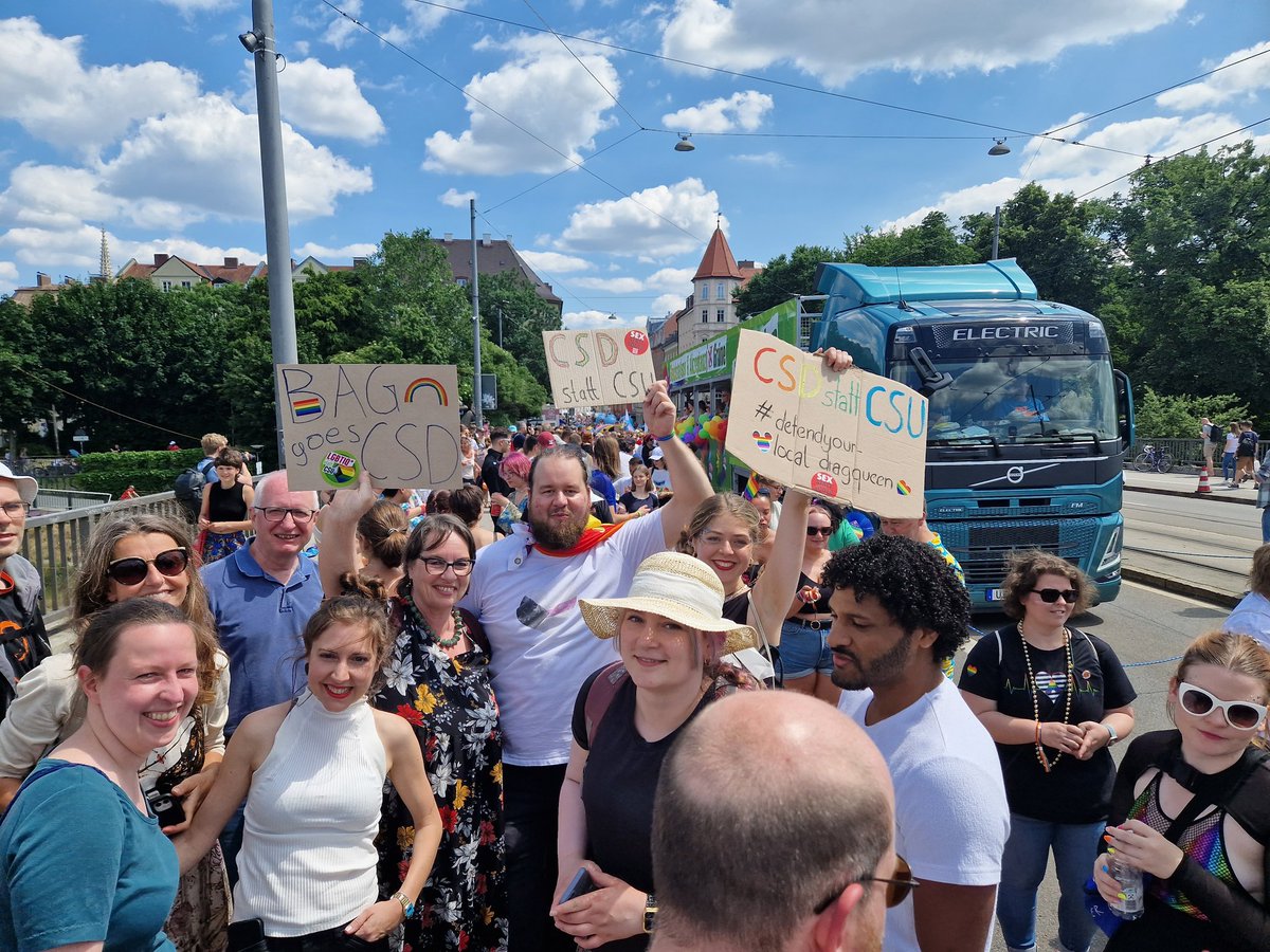 TsGruene's tweet photo. Heute im Rahmen des Grünen BAG Digitales und Medien Wochenendes in München - BAG goes CSD - #BAGDigiMe @Die_Grünen #CSD #München https://t.co/bII5E9SrRX