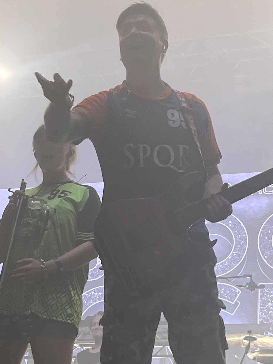karenkellytae's tweet image. Couldn’t get any closer. @DecPierce @DaveTodayFM thanks for a great night #blockrockinbeats