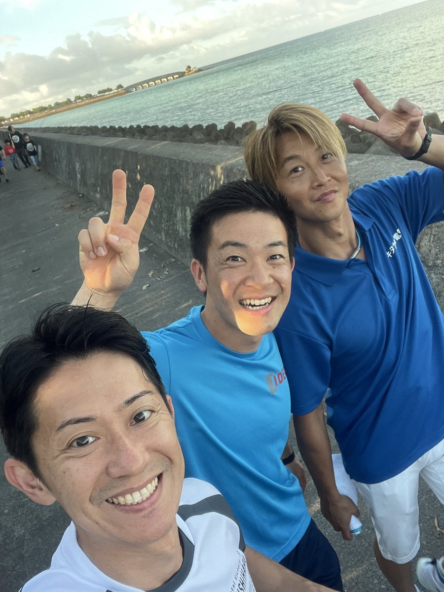 urushiharayuuji's tweet photo. おはようございます☀️

みんなで早朝ランニングです😀

#SASUKEツアー in沖縄
#SASUKE #沖縄 #SASUKEレジェンド https://t.co/NIXzhHN5NX