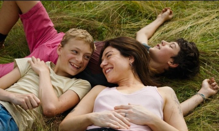 Calvinou4's tweet photo. #Close de Lukas Dhont est un choc émotionnel. C'est aussi une relation brisée à cause d'une influence sociale. 

Ça vous tord le bide, ça vous noue l'estomac, parce que ce que Lukas Dhont filme c'est la mort de l'innocence, sous toute ses formes.

⭐⭐⭐ https://t.co/dxd4j0ifUq