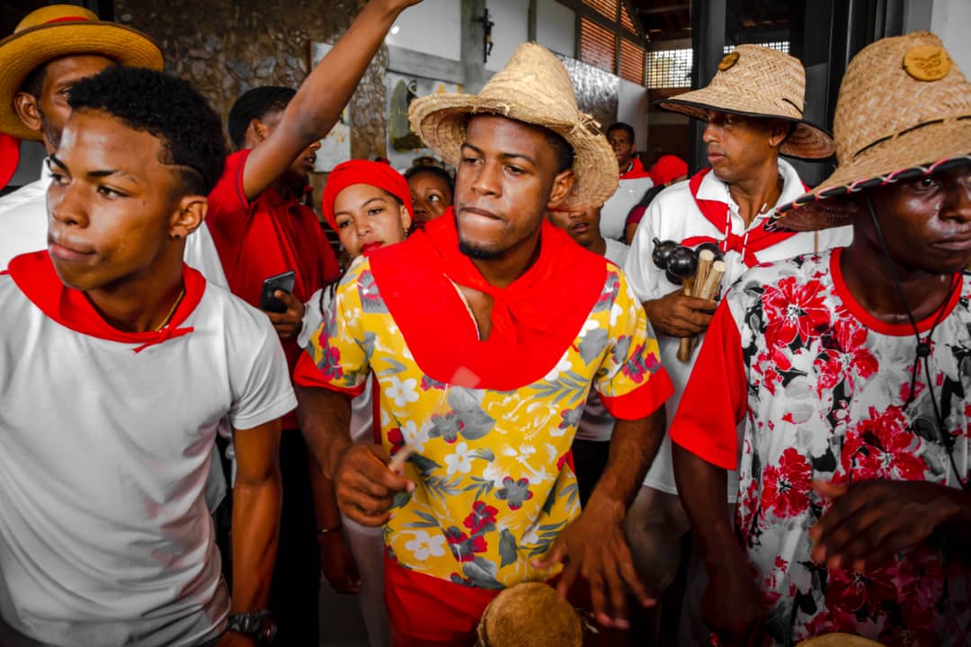 Devotos de San Juan Bautista recorren al son del tambor las calles de Mamporal haciendo parada en el Mural Ecológico.

Buroz es #Cultura y #Tradición.🪘🪘 

#SanJuan #BurozSueñaYTeEnamora
#VictoriaAntiimperialista