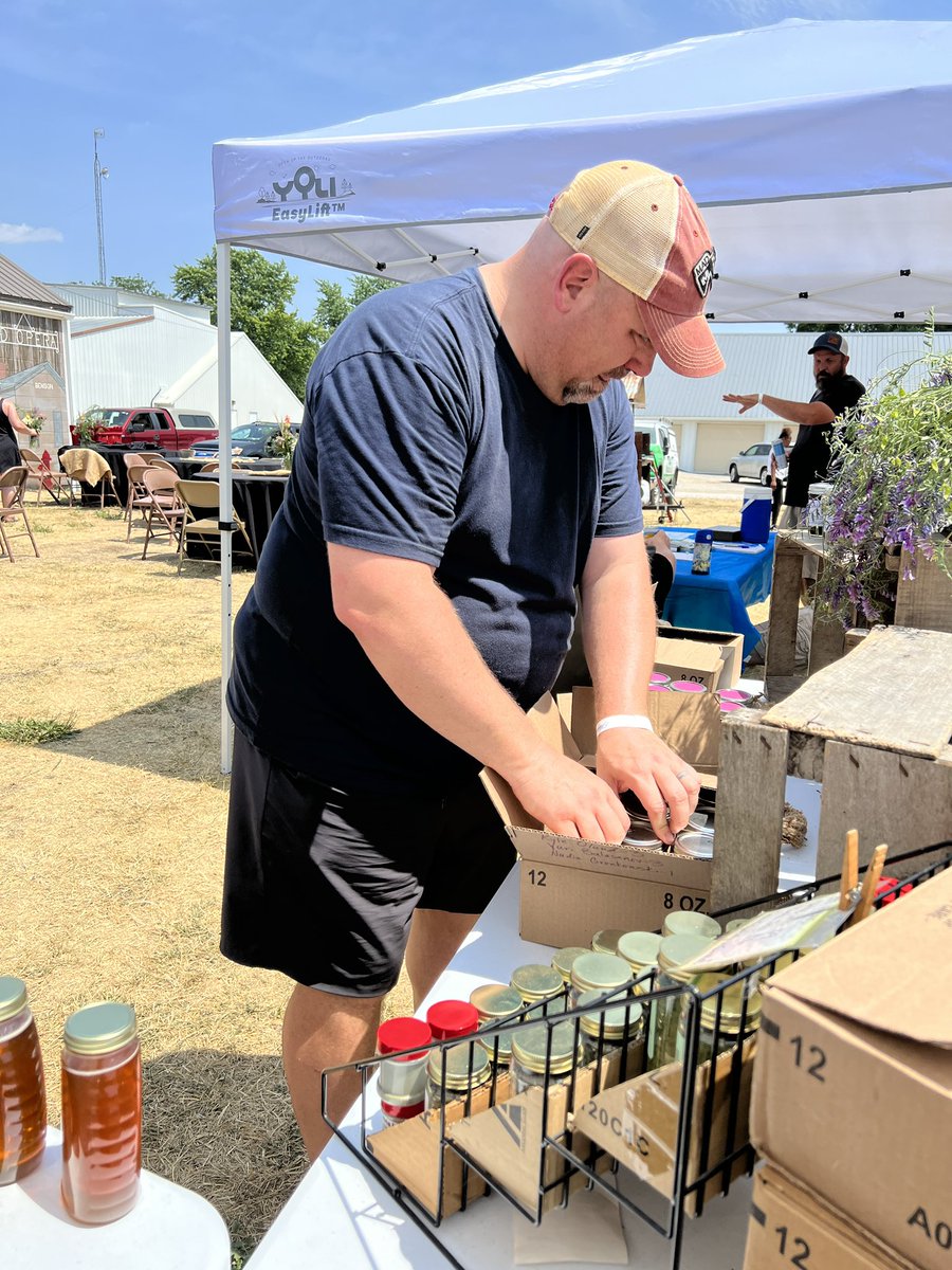 DeAnnHeck's tweet image. What do school administrators do on their days off?? They help #farmfamilyfoods at the Benson Sesquicentennial! @mrraffel @IllinoisASA  @ilprincipals