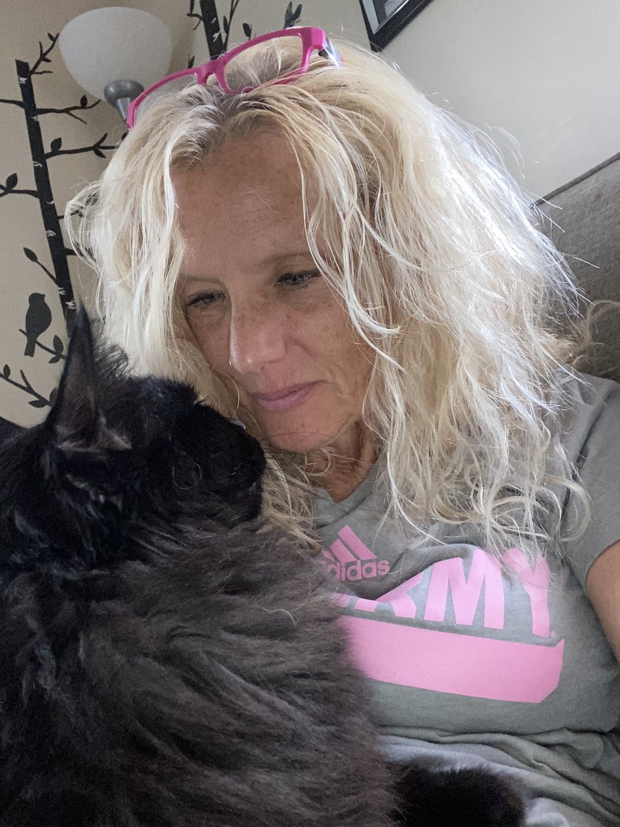 gailmariehs's tweet photo. MrBeans says hello! 20 miles today 🥱 and I’m tired! New socks and shoes too 😍more miles tomorrow in the new things 😊@hoka @saucony #Hoka #Saucony #OldLadyRunning #cats #CatsofTwittter https://t.co/IORnlImhbJ