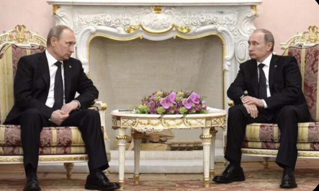 rey_benitez_'s tweet photo. 🚨 ÚLTIMA HORA:

Se filtra a la prensa internacional la foto de Putin acordando los nuevos términos de gobierno junto a quien será su nuevo sucesor luego del Golpe de Estado propiciado por el Grupo Wagner. https://t.co/1tXpxY6okd