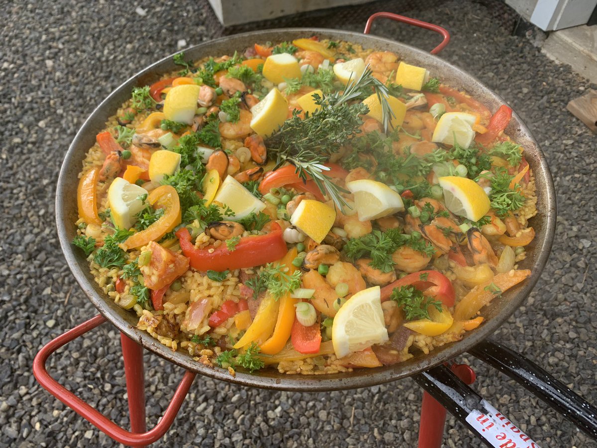 Let’s make paella. 👑🥘

“Devine paella for the people, by the Grace of God.” 👑🥘