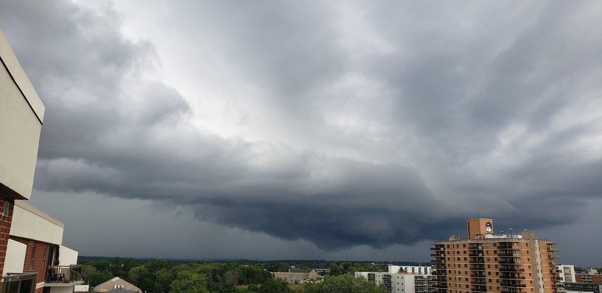 #onstorm cloud moving ever so slowly into Kingston #ygk