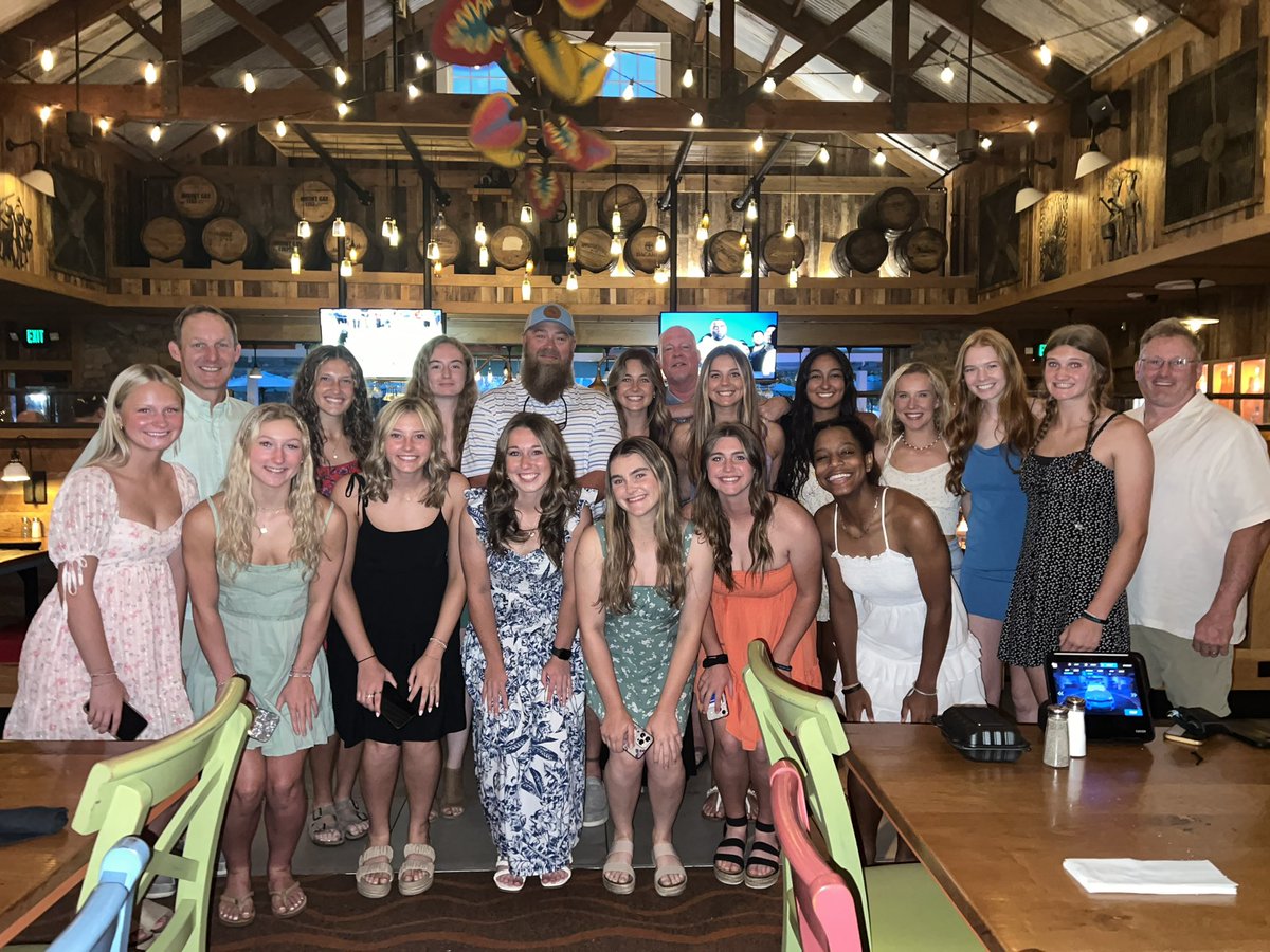 Last team dinner ever for this crew. <a href="/alexwilcoxclas1/">alexwilcoxclassic</a> <a href="/legacyshowcase1/">Atlanta Legacy Showcase</a>