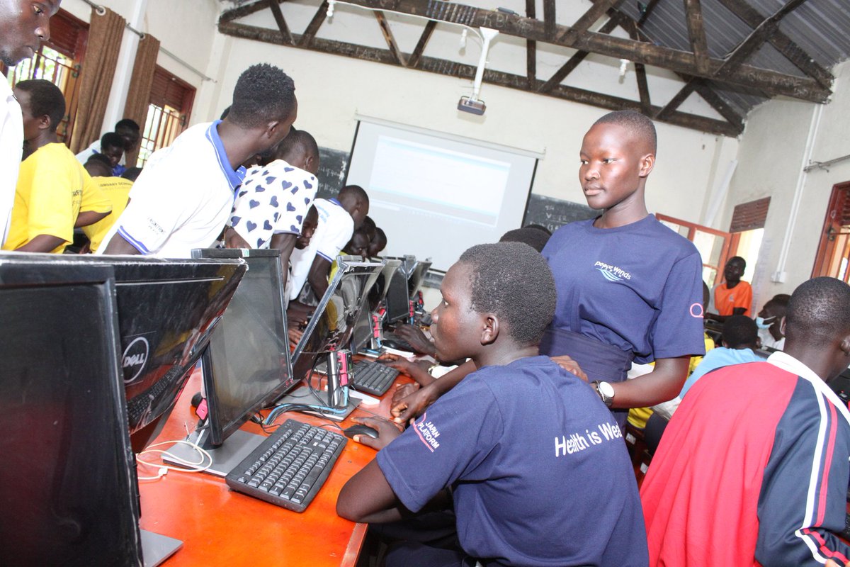 cicug7's tweet photo. Meet some of the amazing and ambious S4 candidates of #Ofua_SS in #Rhino_camp_Refugee_Settlement.
The main aim of Education is not knowledge, but action.
By learning to create technology, #girls learn to speak up and build confidence.

#Team_CIC
#Refugee_mindset
#Bx_Technologies https://t.co/0aDF9NiSxe