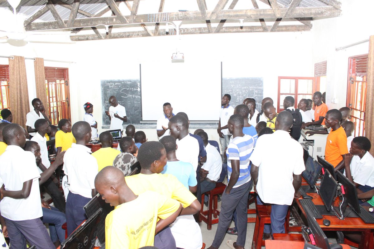 cicug7's tweet photo. Meet some of the amazing and ambious S4 candidates of #Ofua_SS in #Rhino_camp_Refugee_Settlement.
The main aim of Education is not knowledge, but action.
By learning to create technology, #girls learn to speak up and build confidence.

#Team_CIC
#Refugee_mindset
#Bx_Technologies https://t.co/0aDF9NiSxe