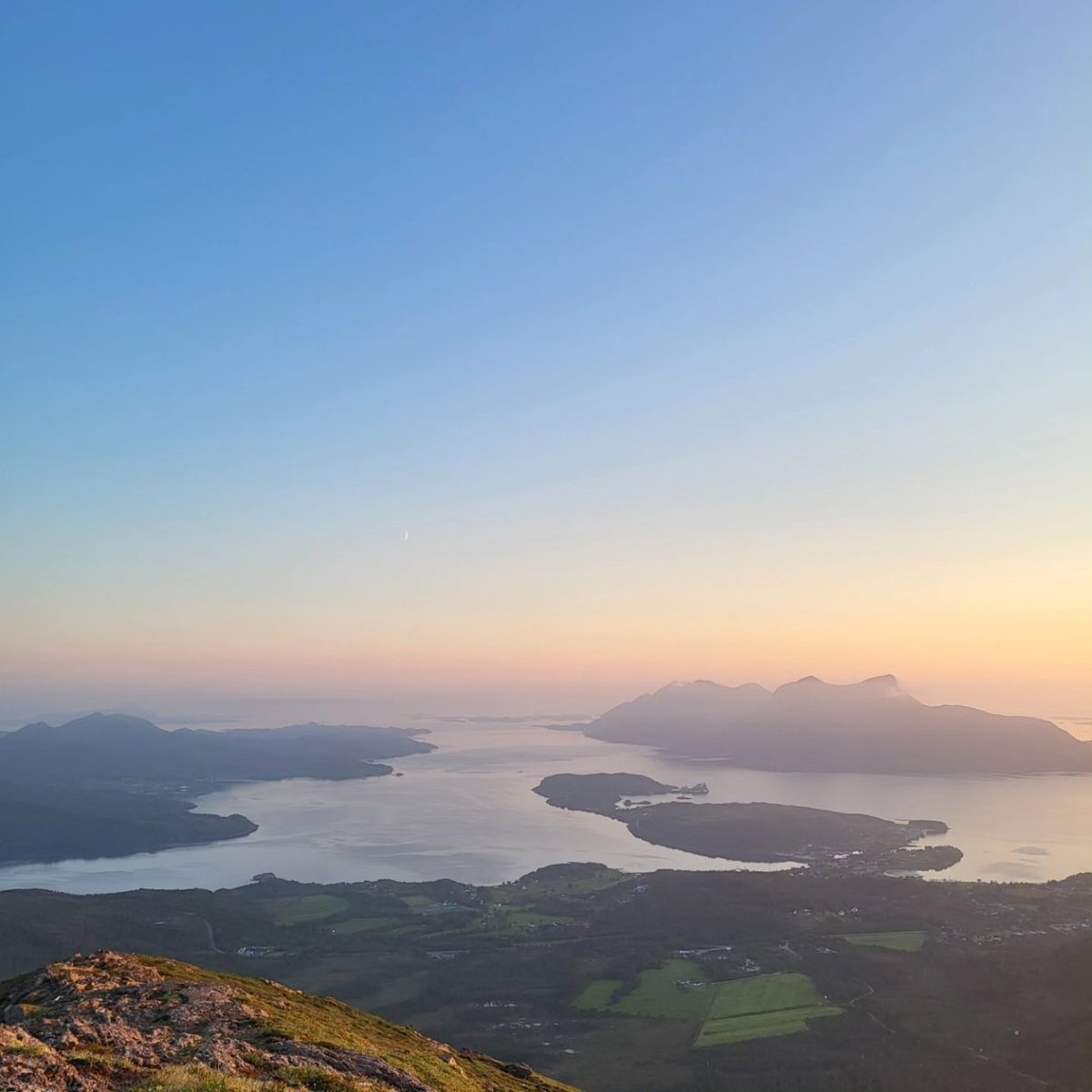 RenateBente's tweet photo. Midnight and I can return home 🤩 #NaturePhotography #midnight #thenorthofnorway https://t.co/ESQ2XSEEJp