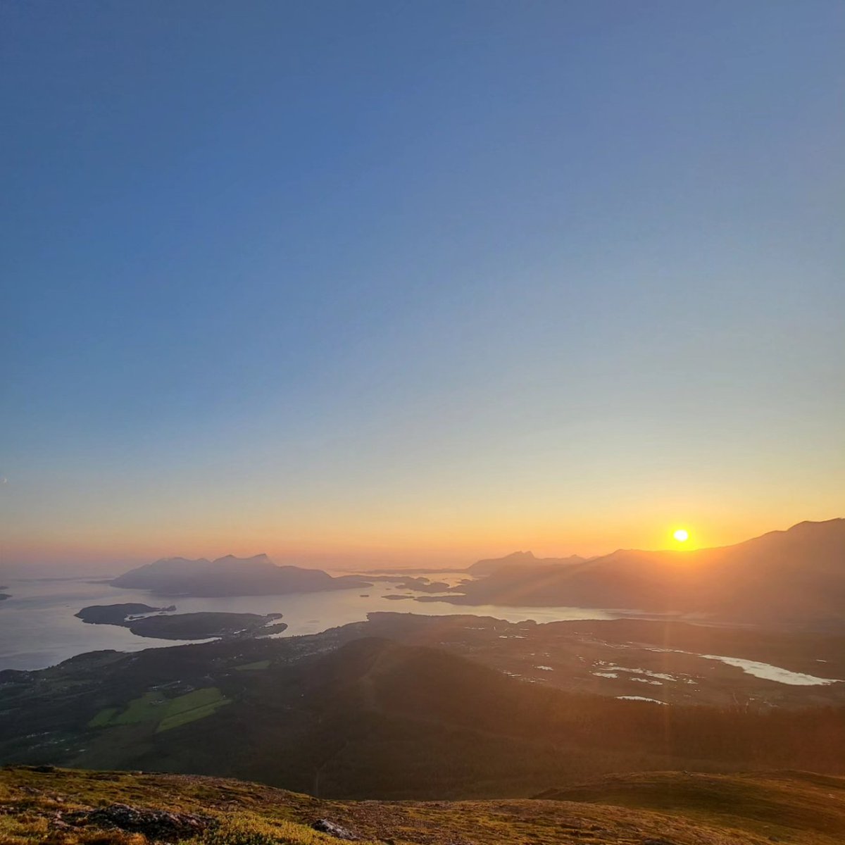 RenateBente's tweet photo. Midnight and I can return home 🤩 #NaturePhotography #midnight #thenorthofnorway https://t.co/ESQ2XSEEJp