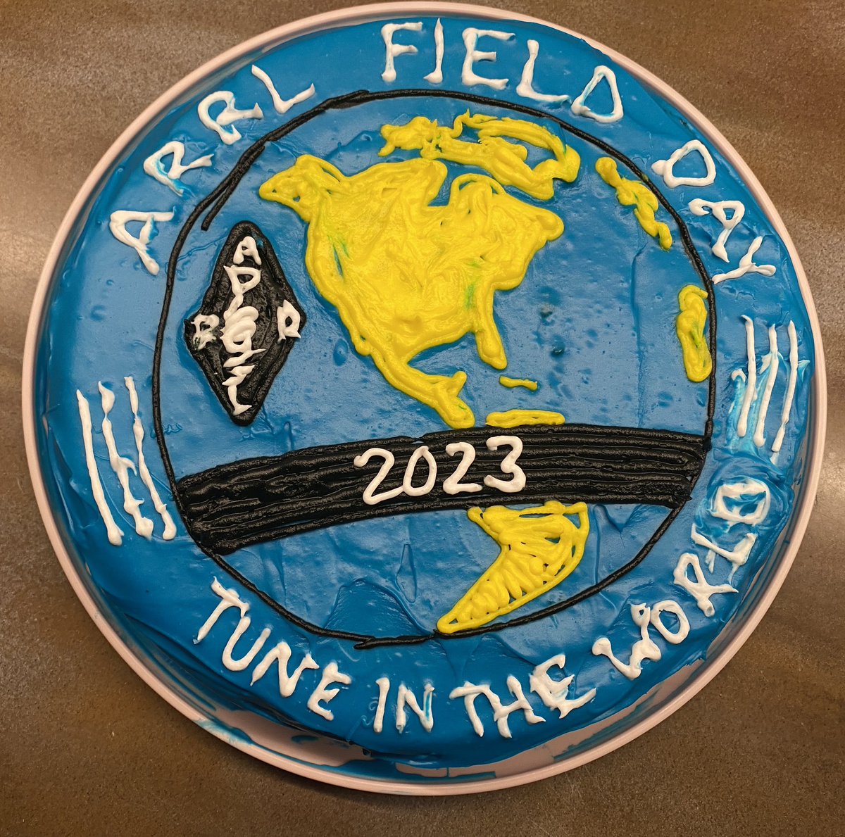 <a href="/MrsMilluzzi/">Kristin Milluzzi</a> made another #arrlfd cake. I think this is her best one yet for <a href="/arrl/">ARRL</a> Field Day! #hamradio #AmateurRadio