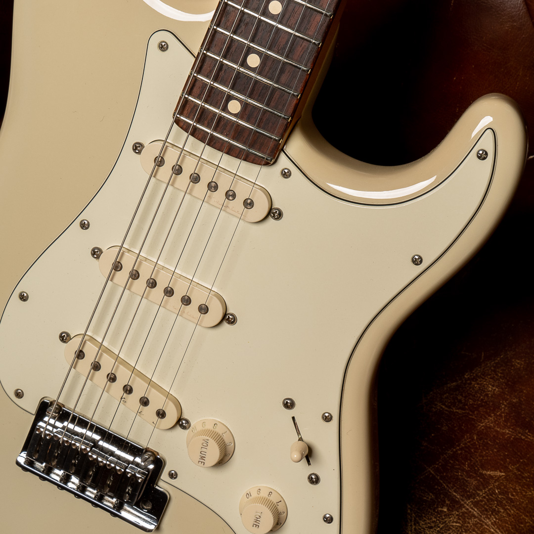 Get “Wired” with this @Fender Custom Shop Jeff Beck Stratocaster in Olympic White! Built to emulate the impeccable tone of a true maestro, this guitar comes loaded with a two-point synchronized tremolo with stainless steel saddles and an LSR roller nut. bit.ly/39zDV5V