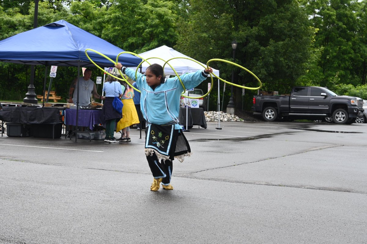 JeremyA46925042's tweet image. #Senica #indigenous hoop dance.  Extra bonus: #frybread.  I haven't had that in years.