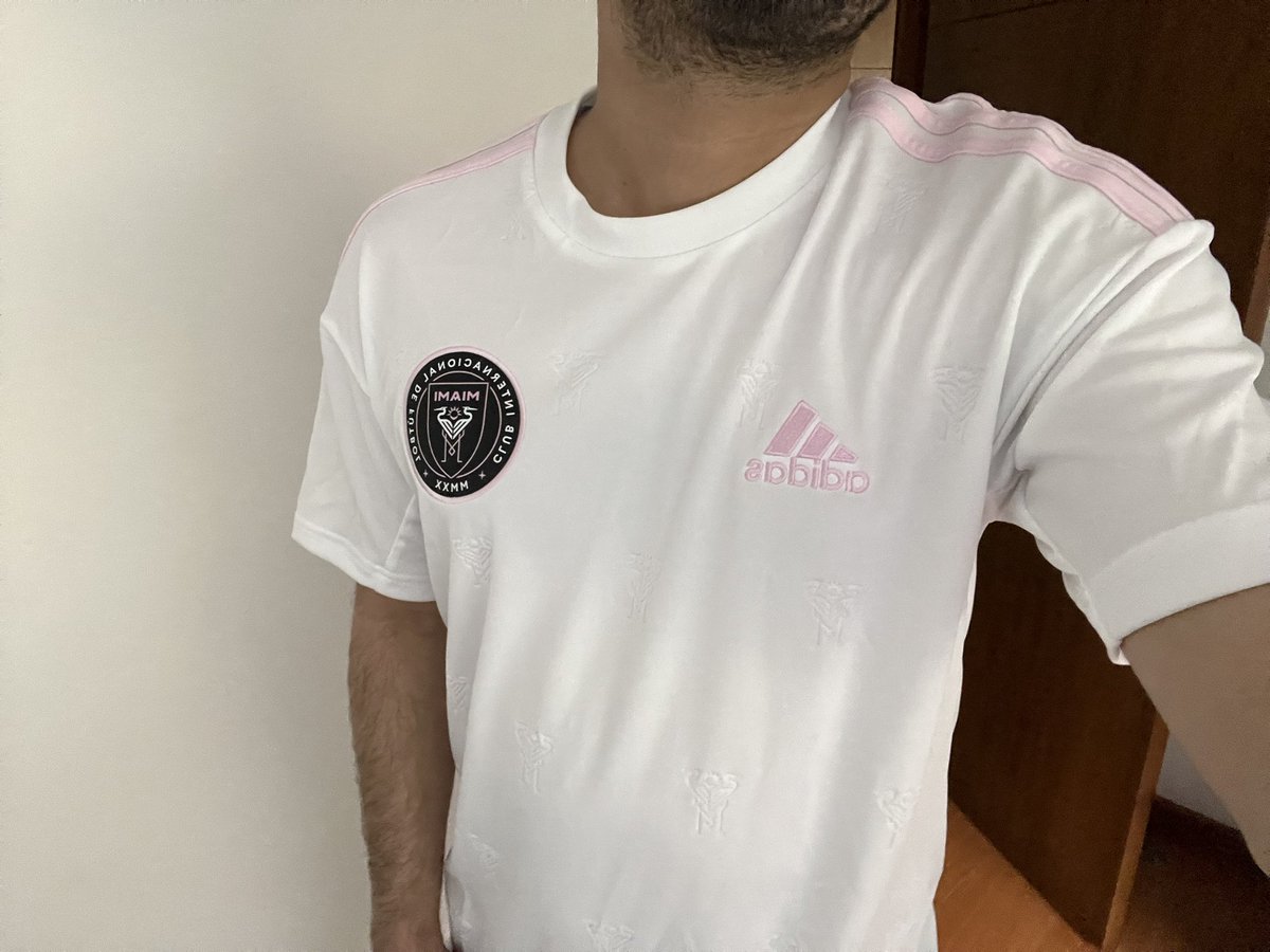 stevenarce's tweet photo. 36 años, la mitad de ellos haciendo felices a millones con su talento, ¿se habrá imaginado cuántas gargantas gritaron Gol gracias a su zurda? Grcs Leo por hacer del fútbol un lugar más especial y una experiencia más bonita. Listos para verlo en Miami, y en Jupiter si lo quiere. https://t.co/xrRPTE7MTu