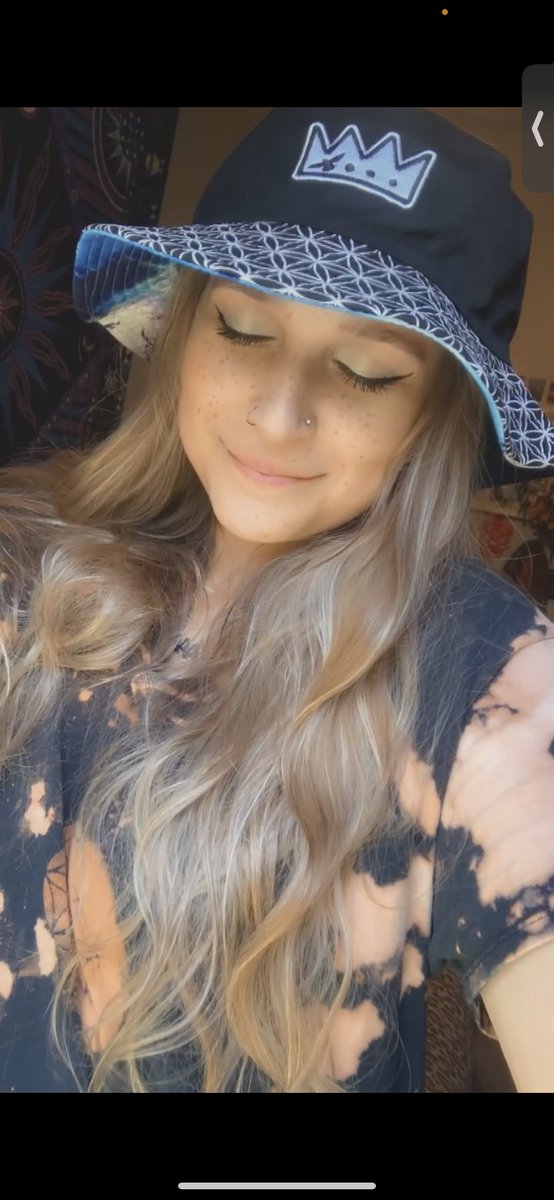 _MeganGrace_'s tweet image. So happy with my new bucket. 👑🖤
#charlesthefirst #crownthefoundation