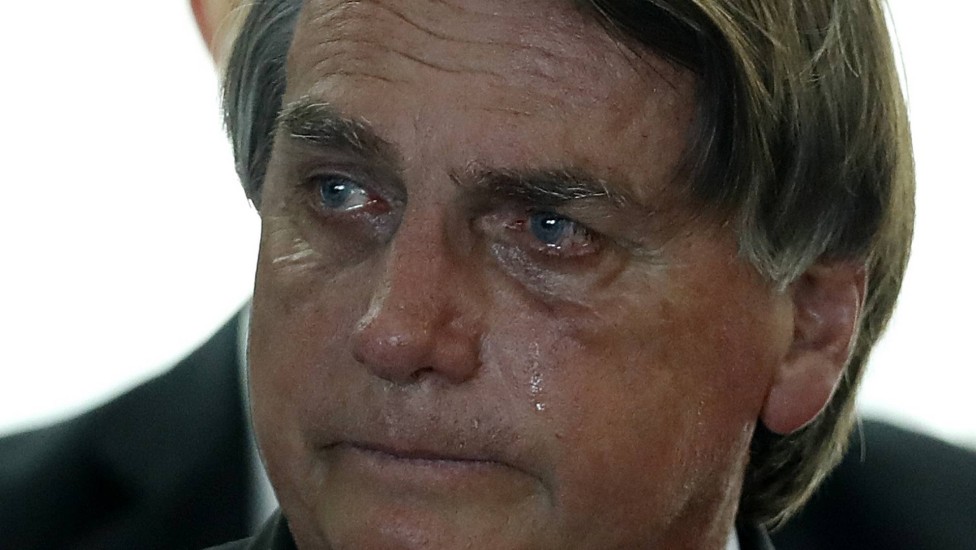 BrasilPost13's tweet photo. Aliados dizem que Bolsonaro está em choque e chorando muito, após ouvir de Advogados que a pena mínima que pegará será de 30 anos na Papuda.
@felipeneto acha que é fingimento, e vocês pessoal, estão com pena ??? 👇 https://t.co/Avgmp03Al4