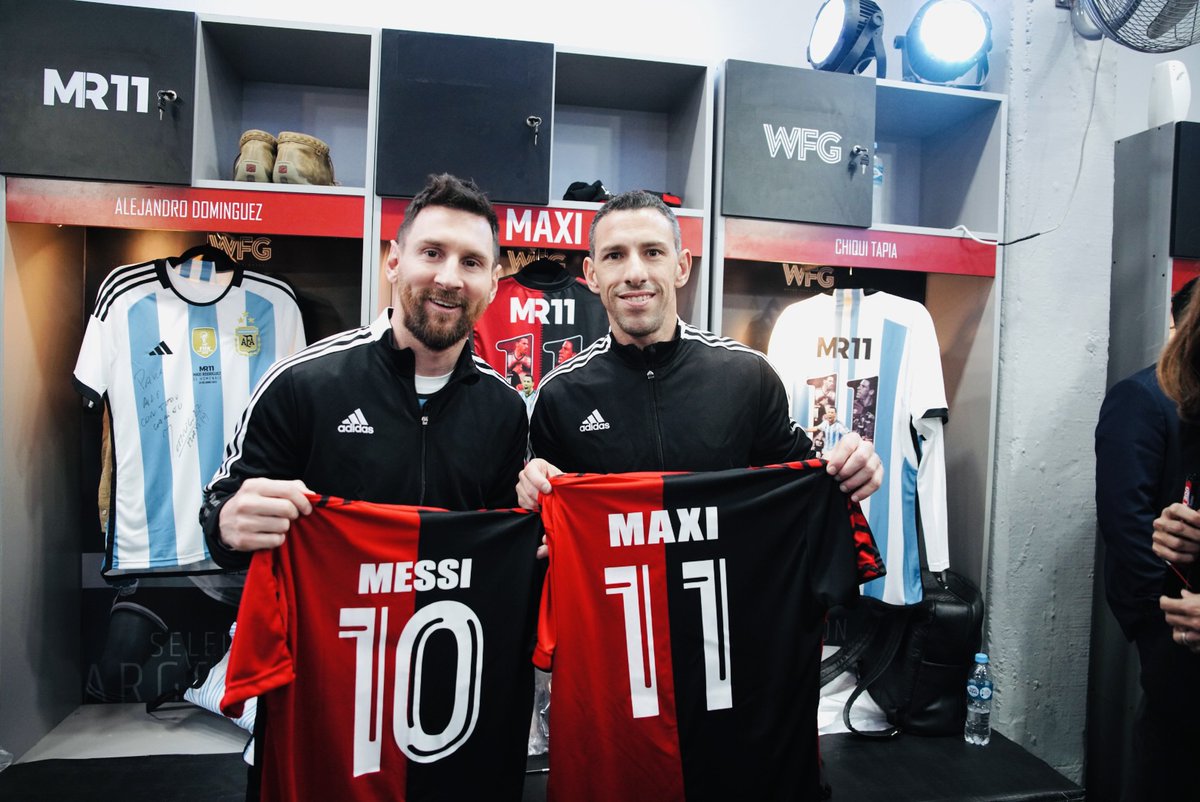CONMEBOL's tweet photo. 1⃣0⃣🤝1⃣1⃣ ¡ @MR11ok se despide del fútbol, rodeado de estrellas y campeones del mundo! 😍 https://t.co/cSMhoX7hoc