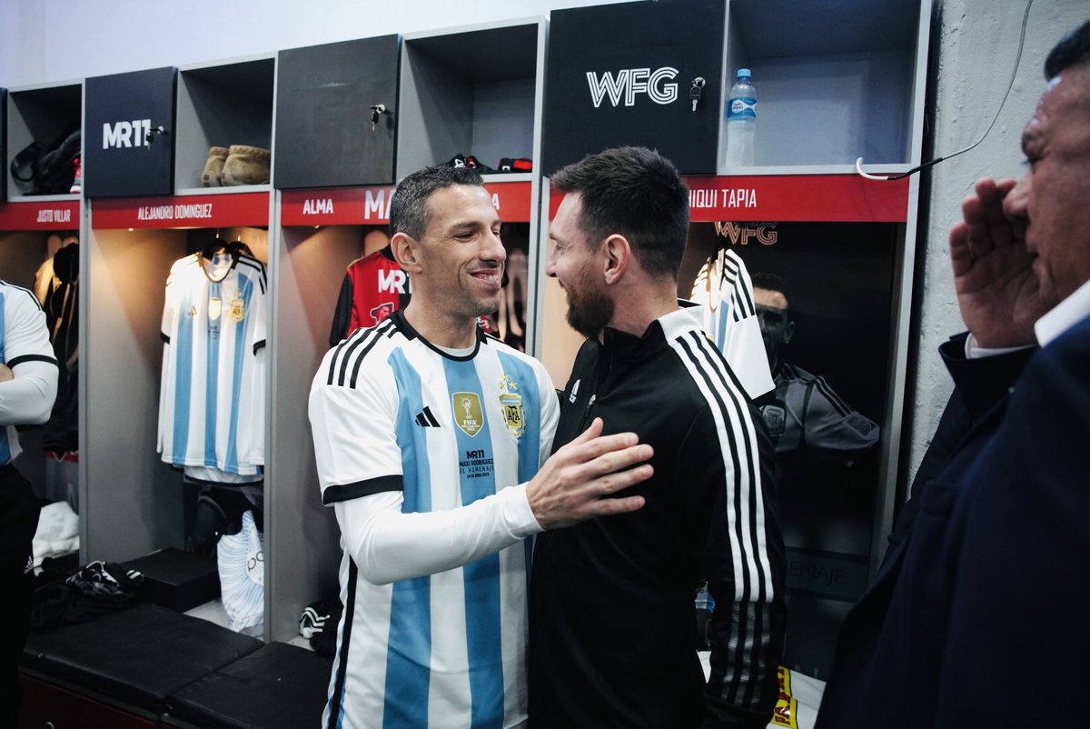1⃣0⃣🤝1⃣1⃣ ¡ <a href="/MR11ok/">Maxi Rodríguez</a> se despide del fútbol, rodeado de estrellas y campeones del mundo! 😍
