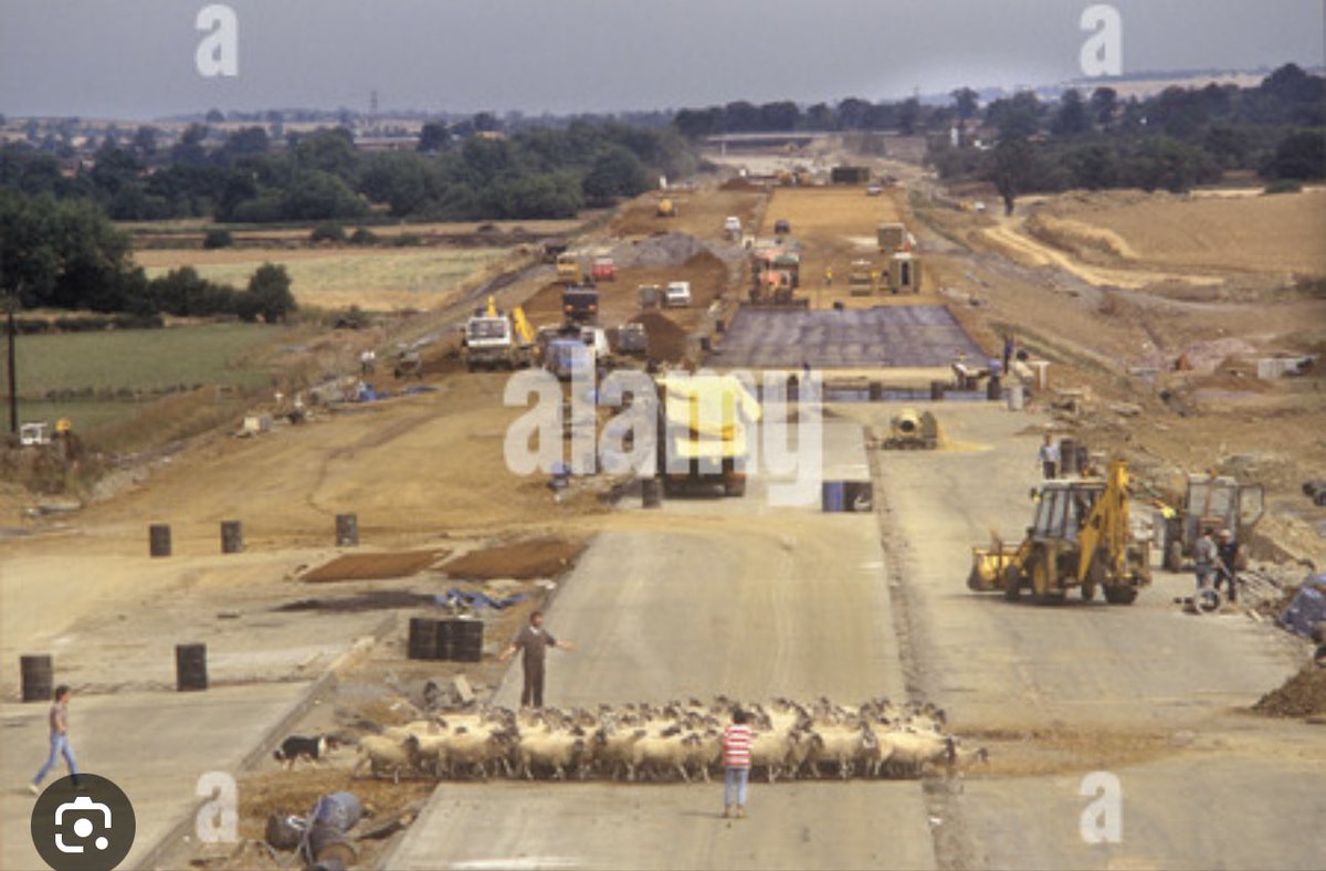 chris_railway's tweet photo. @formerCEOciob This is the M40 under construction in the Cherwell Valley.  

And the difference? https://t.co/6ZU4PFuxW5