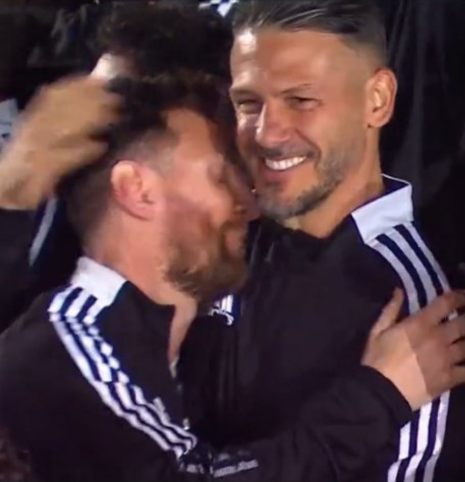 mishoedits's tweet photo. “Gracias por esa alegría de ganarle a boca, de salir campeón”

🗣️ Lionel Messi a Martin Demichelis https://t.co/6J9cqAWctC