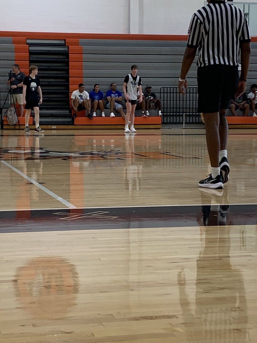 Coming fresh off his <a href="/GoShockersMBB/">Wichita State Men's Basketball</a> offer, top 2025 prospect <a href="/kaifes35/">Carter Kaifes</a> has been absolutely scorching the net in this matchup against Aquinas

Nearing a 20 point first half for the 2025 Wing

<a href="/KAMOHOOPS/">KAMO HOOPS</a>