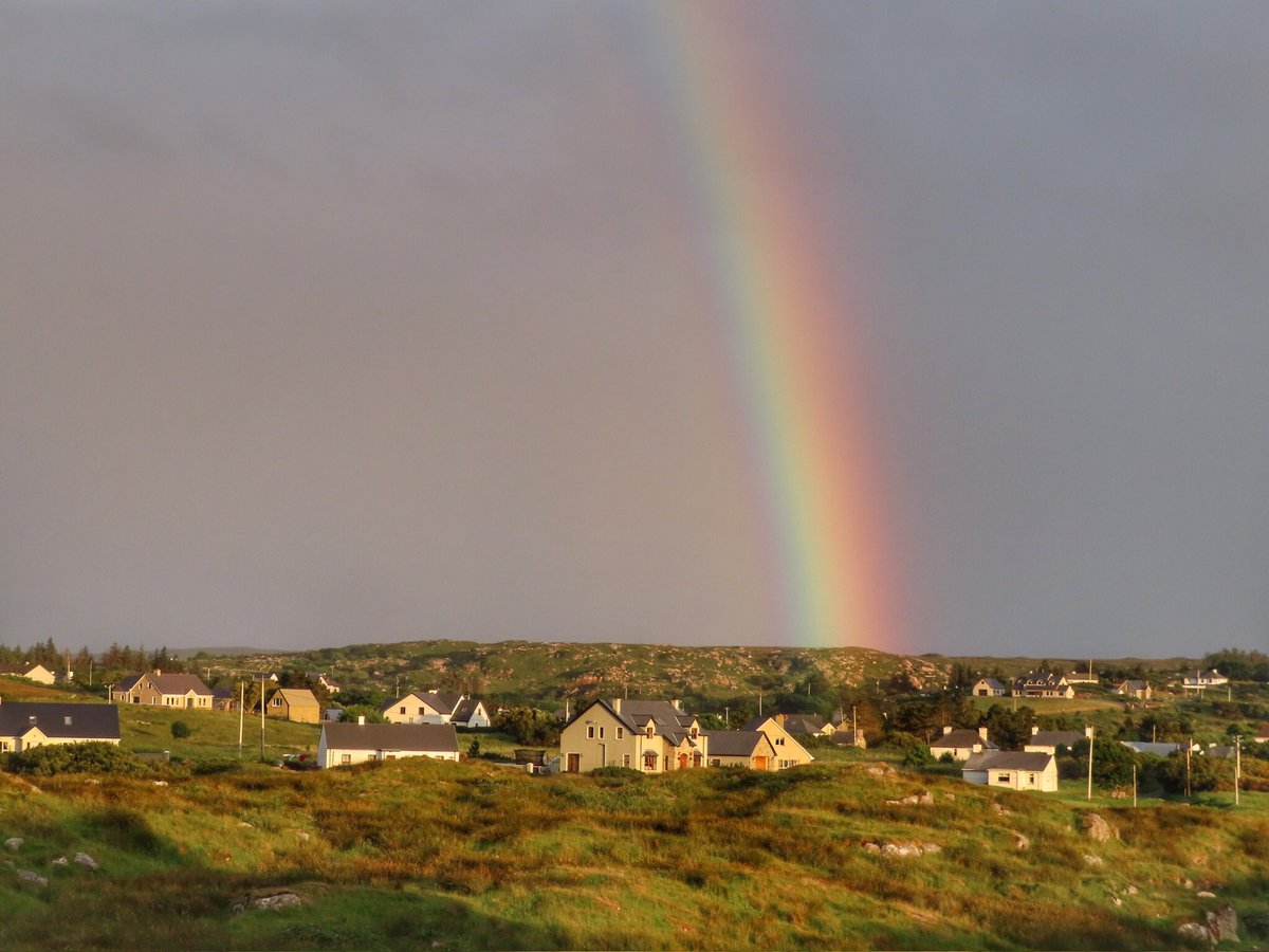 wildswimmer67's tweet photo. Rainbow over Mullaghduff tonight n #DonegallabouttheLight #donegal #ireland #rainbow @DonegalWeatherC @WeatherRTE @MetEireann #mullaghduff https://t.co/GBmIOW48Ra