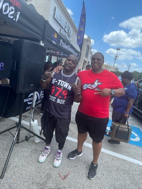 Chillin at #BigChickenShaq 
Grand Opening! Ran into DJ TAE BOOGIE  #freshpackdj  #behindthelyricsofaceo #shrimpandwomen #979thebox #frankwhite #biggfrankwhite