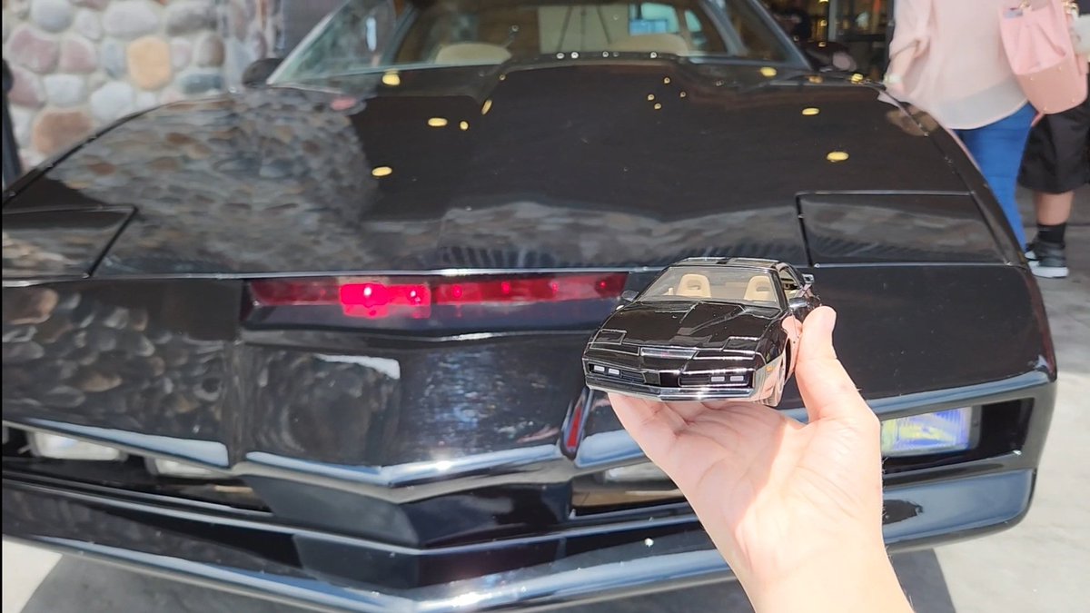 electric_joy272's tweet photo. Guess who met Rebecca Holden and another KITT replica!! ❤️
#knightrider #kitt #knightindustriestwothousand #rebeccaholden #aprilcurtis #knightriderkitt #car https://t.co/MAG1tpAO6W