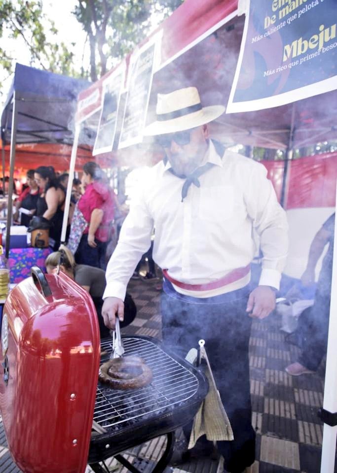 Senatur_Py's tweet photo. SUMATE AL SAN JUANAZO! 🔥🪵📸
📍Centro Histórico de Asunción
Suma a tu familia o amigos y viví las costumbres y tradiciones en la capital del país.
Comidas típicas, música paraguaya y mucho más...
#SANJUANAZO #AMCHA https://t.co/fDMPaineAd