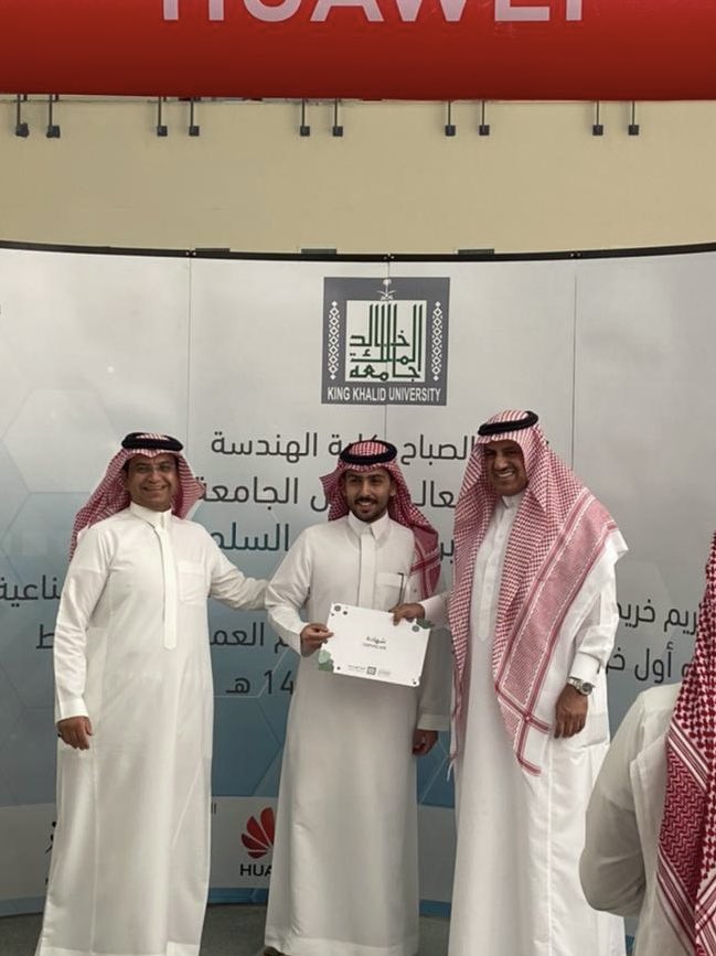 yaser8q's tweet photo. بعد رحلة 5 سنوات أُختتمت بتكريم من معالي رئيس الجامعة أ.د فالح السلمي وعميد كلية الهندسة د.محمد خلوفة وحصولي على مرتبه الشرف الاولى ف الحمدلله عند البدء وعند الختام. https://t.co/rXNy45gsYt