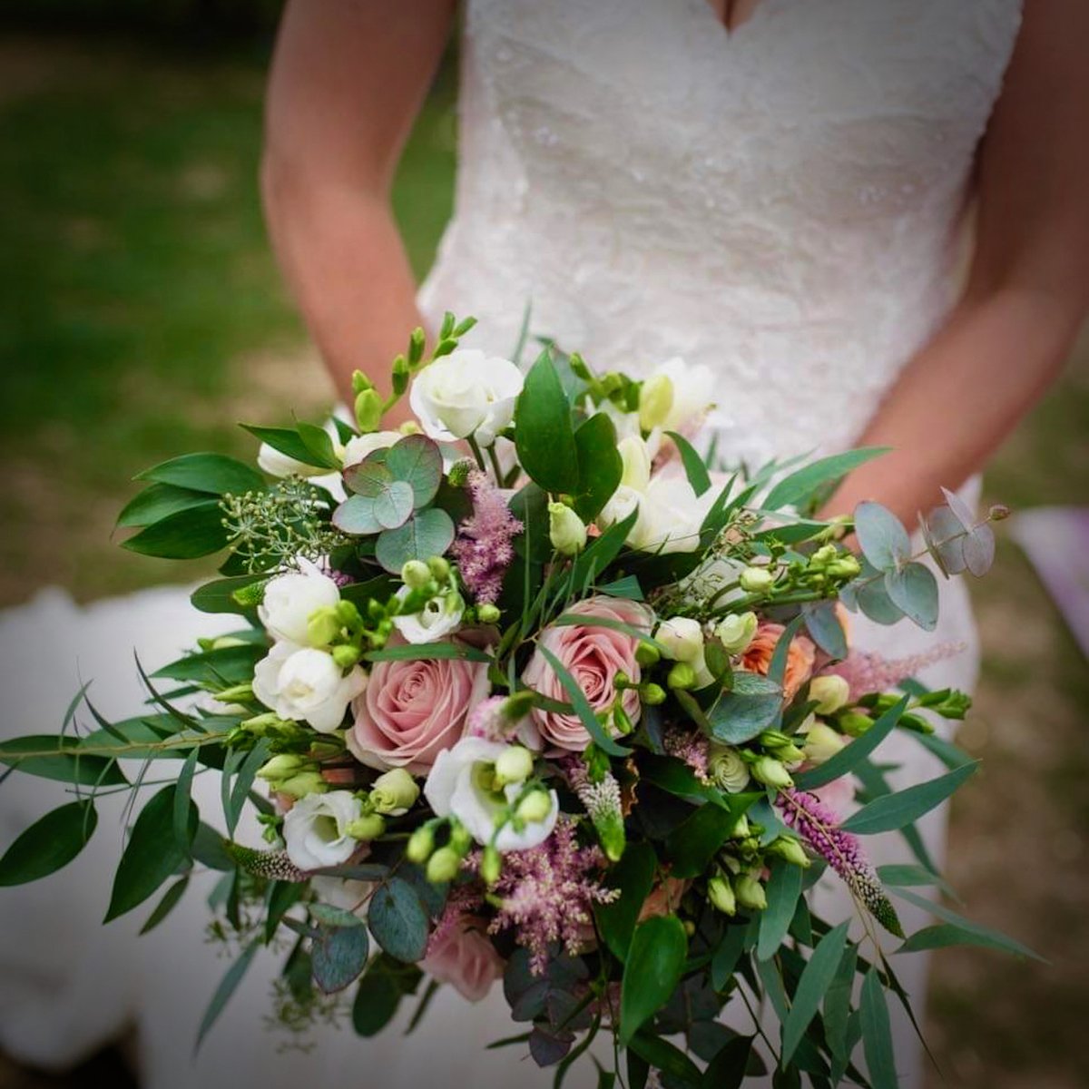 A popular unstructured, country style bridal bouquet 👰‍♀️
#WeddingCeremony #CeremonyFlowers #WeddingFlowers #WeddingFlorist #WeddingDayMemories #Hertfordshire #HemelHempstead #MaplesFlowers