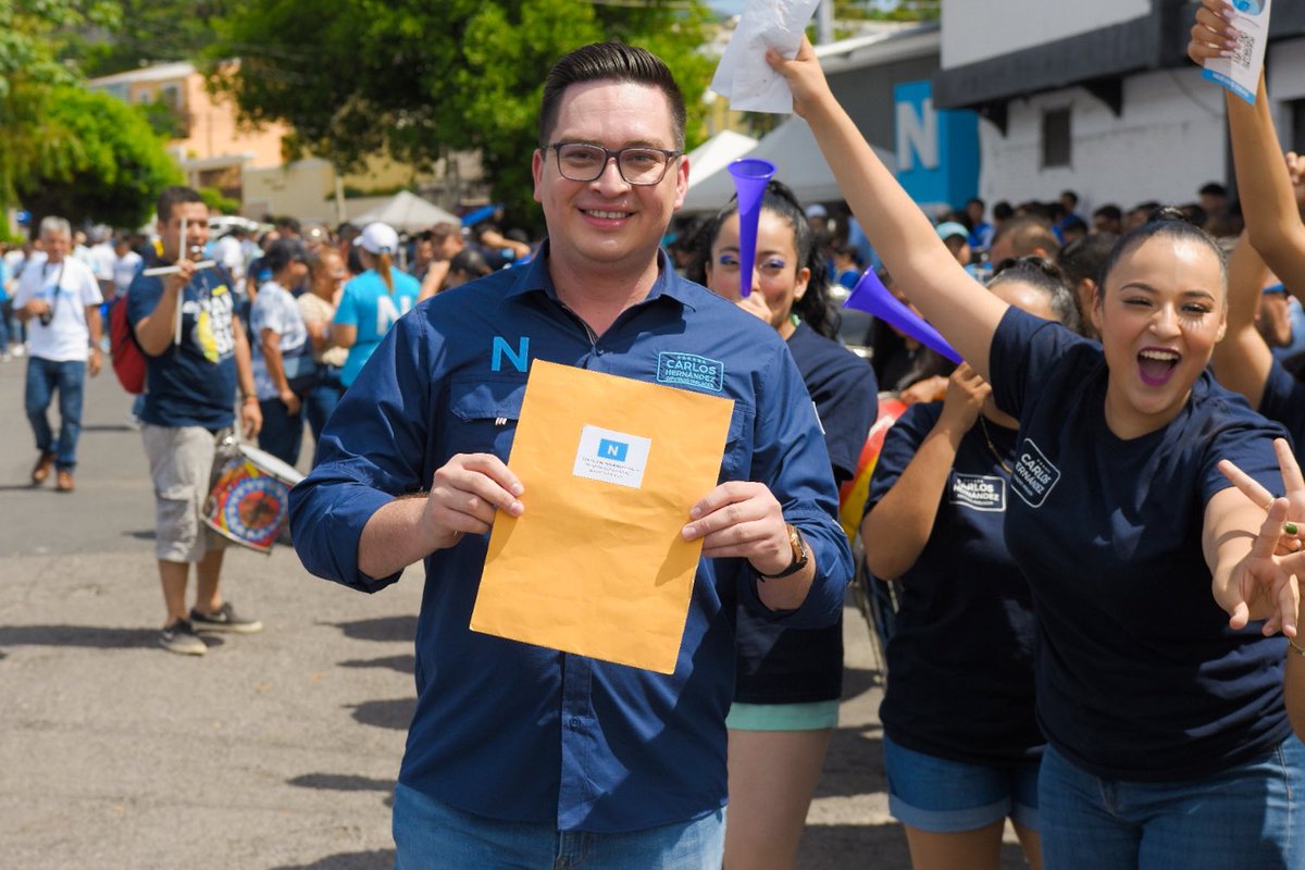 CarlosHdez_SV's tweet photo. Con la fe puesta en Dios, este día me inscribo como precandidato a diputado al PARLACEN por nuestro partido @nuevasideas

Consciente del trabajo realizado, espero contar con el apoyo de nuestra estructura para seguir junto al Pdte. @nayibbukele construyendo un mejor El Salvador🇸🇻 https://t.co/iVqCrIgd0L