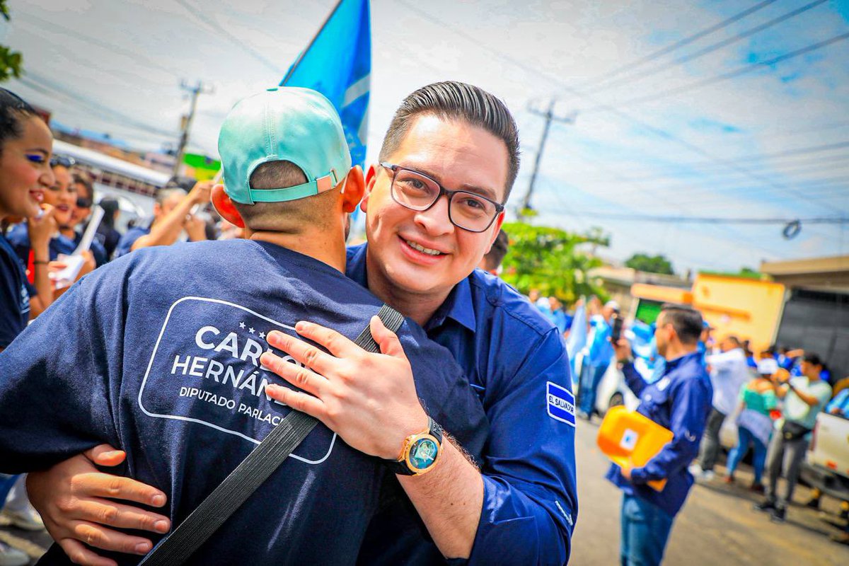 CarlosHdez_SV's tweet photo. Con la fe puesta en Dios, este día me inscribo como precandidato a diputado al PARLACEN por nuestro partido @nuevasideas

Consciente del trabajo realizado, espero contar con el apoyo de nuestra estructura para seguir junto al Pdte. @nayibbukele construyendo un mejor El Salvador🇸🇻 https://t.co/iVqCrIgd0L