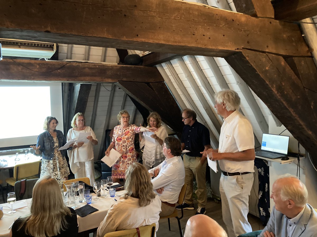 ROegstgeest's tweet photo. Super bedankt Bram voor het trekken van de kar van de fellowship commissie gedurende maar liefst 13 zeer succesvolle jaren. Fantastisch. Super bedankt Bram. We kennen eigenlijk geen betere ceremoniemeester en organisator dan jou! https://t.co/WmBwT5ix8U