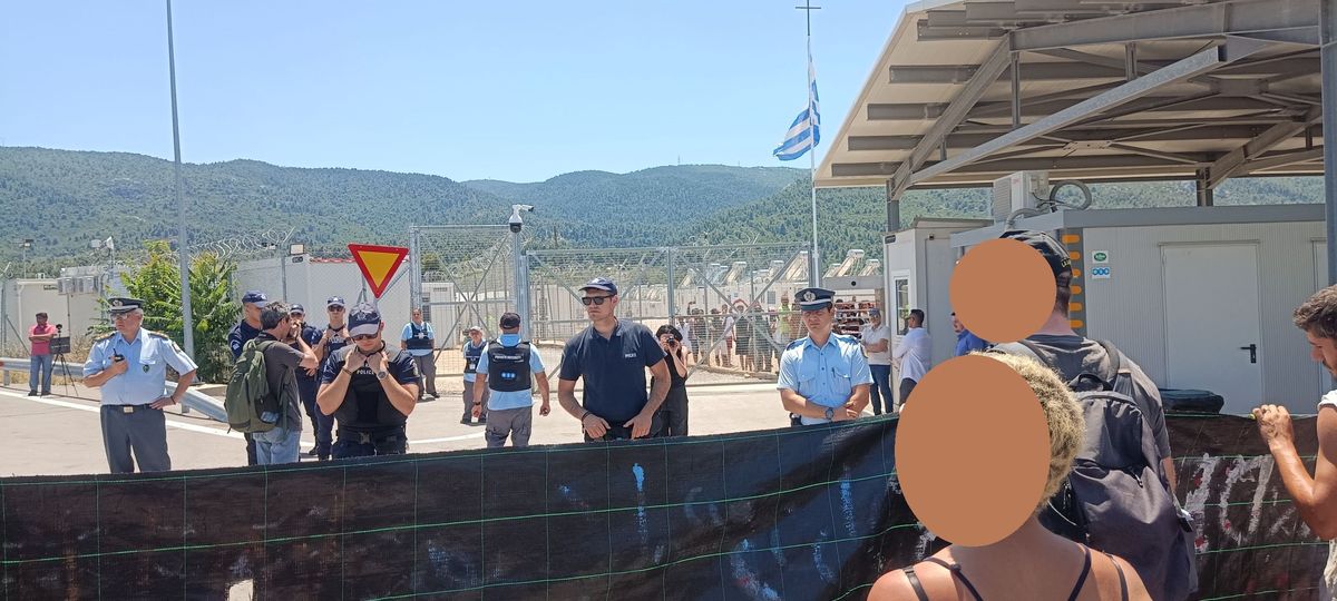 MigrantsSoli's tweet photo. Η αστυνομία έκλεψε τα κινητά επιζήσαντων που είναι στο νοσοκομείο της Καλαμάτας, και τους έδωσε άλλα, ώστε να εξαφανιστεί το αποδεικτικό υλικό.
#antireport
Συνεχίζουμε με ανοιχτή συνέλευση τη Δευτέρα 18.30 στην ΑΣΟΕΕ, και πορεία την Τετάρτη 19.00 στο Μοναστηράκι
@againstpushback https://t.co/qZIHRRdCvt