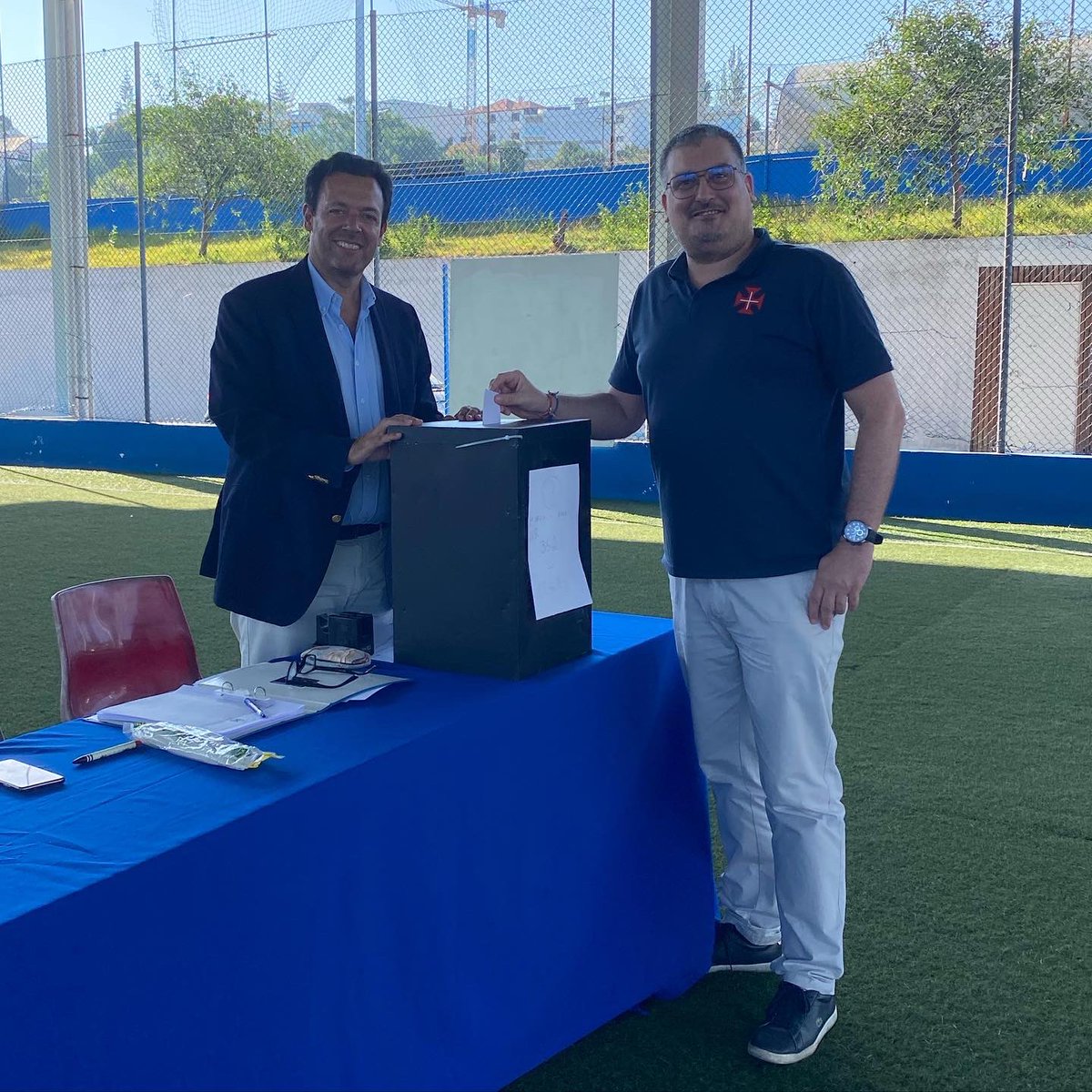 TiagoMatosGomes's tweet photo. Direito de voto exercido. Desejo o maior dos sucessos a @patricksmc e a toda a sua equipa nos próximos três anos e que continue o bom trabalho. E ainda encontrei o grande Clé nas imediações do estádio. Força, Belém! 💪💙
#belenenses #eleicoes #restelo #belem #lisboa https://t.co/y0F6YxpRP0