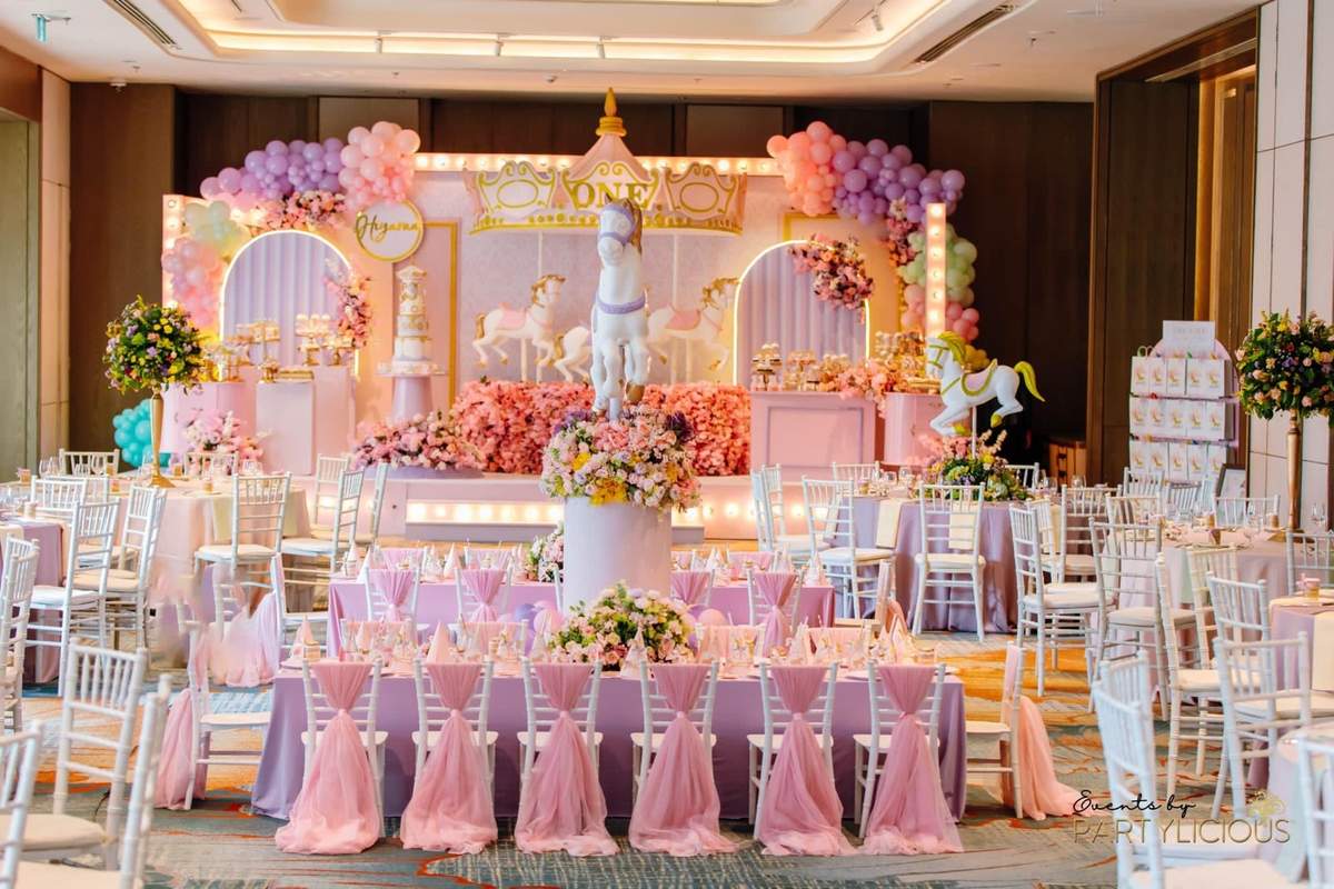 catchmyparty's tweet photo. Feast your eyes on this amazing carousel 1st birthday party! The party decorations will blow you away! https://t.co/3nlC5ENKLk #catchmyparty #partyideas #carousel #carouselparty #girl1stbirthdayparty https://t.co/Iuac0oWZuc
