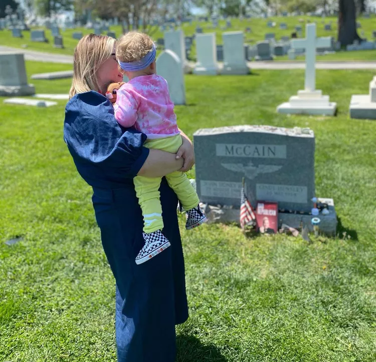 Blackbunnyfibrz's tweet photo. @MeghanMcCain @DailyMail hahahahaha  from the person using her father's grave to shill a book https://t.co/FT7z7lPsEd