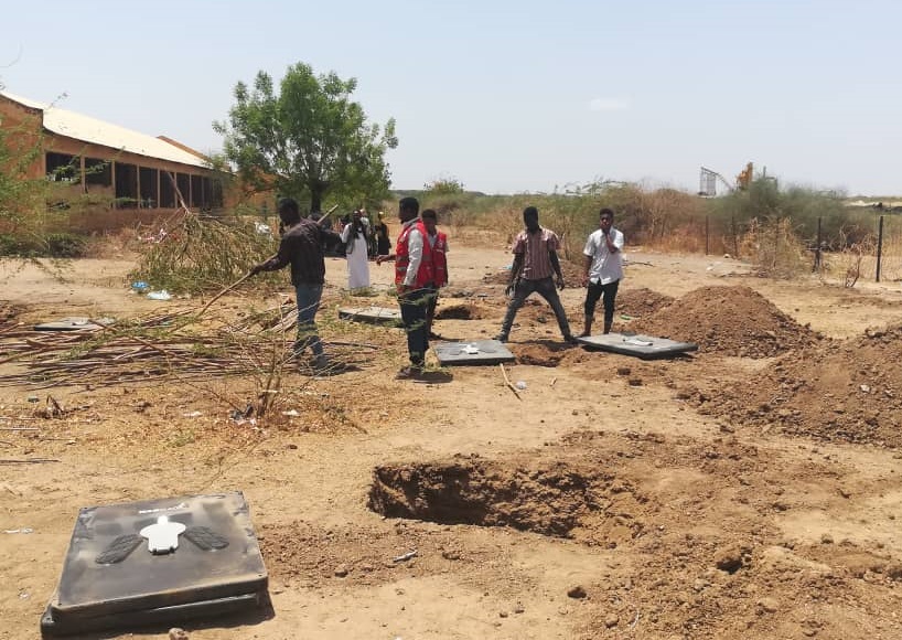 Nästan 2 miljoner människor har flytt stadigheterna i #Sudan sedan konflikten började för två månader sedan. Volontärer från <a href="/SRCS_SD/">الهلال الاحمر السوداني</a> hjälper till att bygga latriner och handtvättstationer i ett läger för internflyktingar i delstaten Al Jazirah, söder om Khartoum.