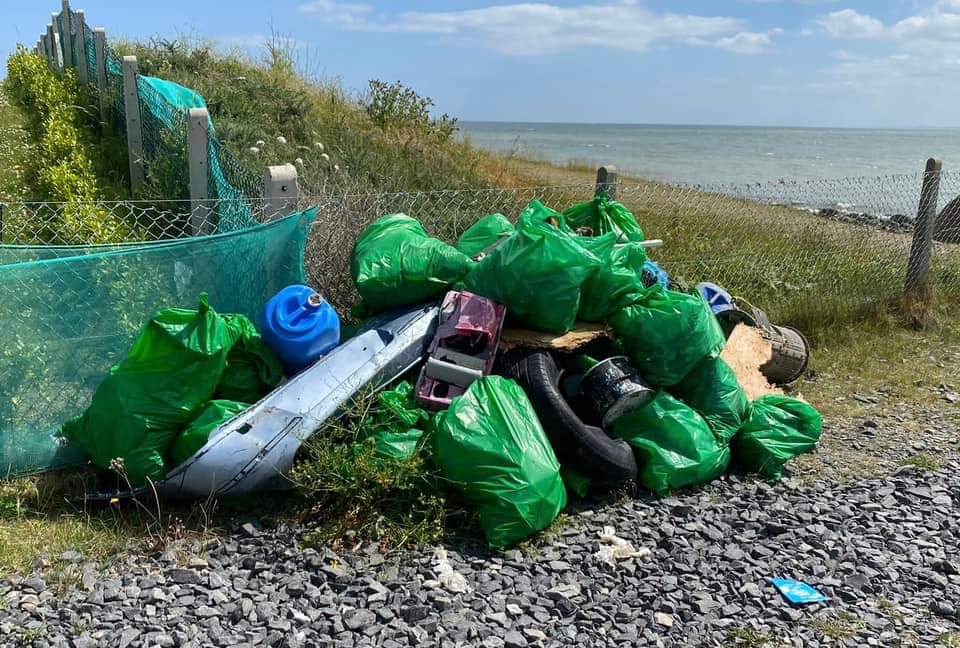 @CleanCoasts @NationalSpringC Wow ! Look at this effort from St Patrick's GFC in Lordship who had a huge beach clean today with all the children and members of the community out there in the sunshine doing their bit for the environment.  We were pleased to support with equipment.