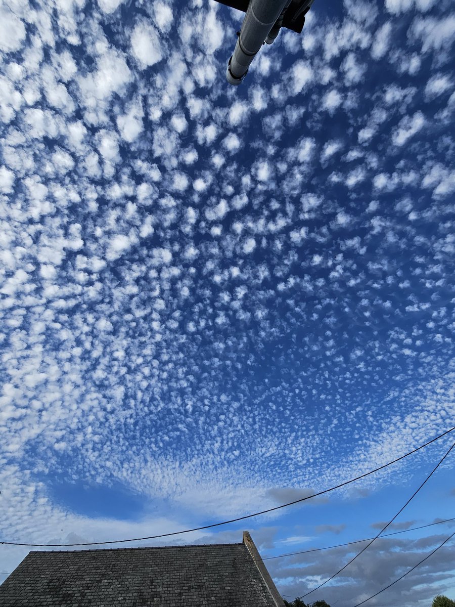 datrev's tweet photo. @DerekTheWeather @SianWeather @Ruth_ITV @Schafernaker https://t.co/pfIVWERCPa