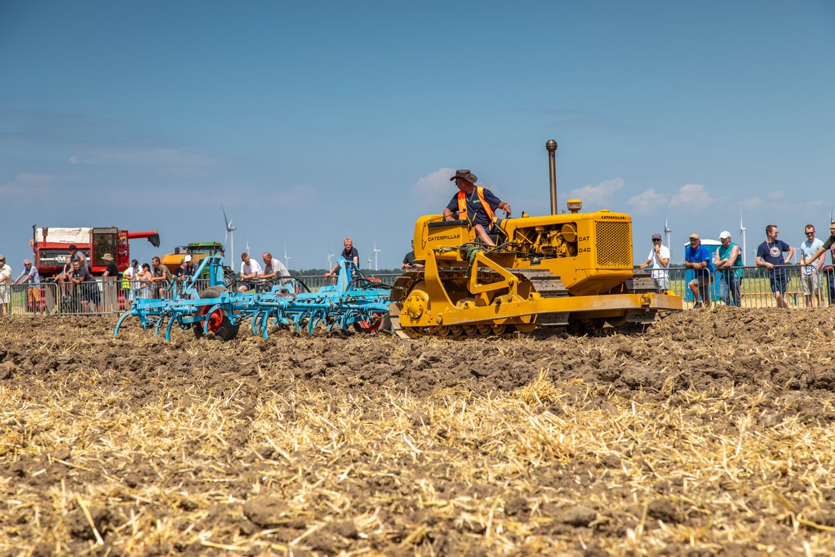 Oude tijden herleven tijdens de velddag van Stichting Polderpioniers. Oude machines in actie die vroeger ook geholpen hebben bij de ontginning en inpoldering van de IJsselmeerpolders. Een korte impressie: denisegielen.nl/agrarisch/veld…
<a href="/OmroepFlevoland/">Omroep Flevoland</a> <a href="/De_Stentor/">De Stentor</a> <a href="/FlevoPost_nl/">FlevoPost</a>