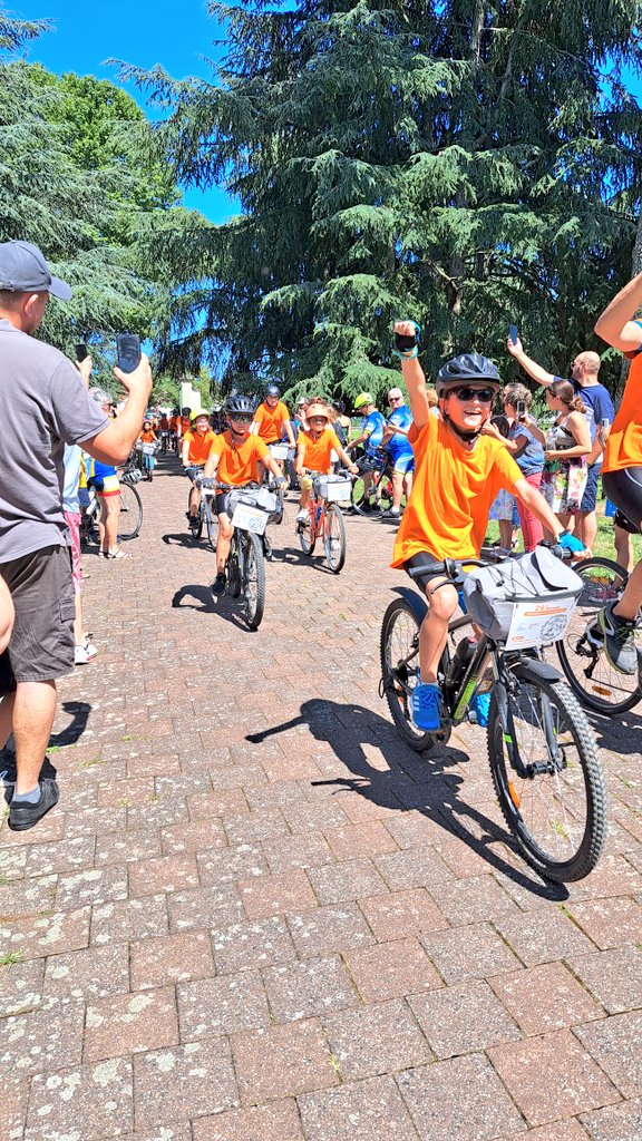Dsden47's tweet photo. Arrivée de la Ronde cyclo 2023 à l'hôtel du département. Félicitations aux élèves pour leur performance. Un grand MERCI à tous les partenaires qui ont permis cette semaine exceptionnelle sur les routes du Lot et Garonne. #USEP47 #CD47 @Gendarmerie_047 @AcBordeaux @ABisagni https://t.co/9TNT9IApSK